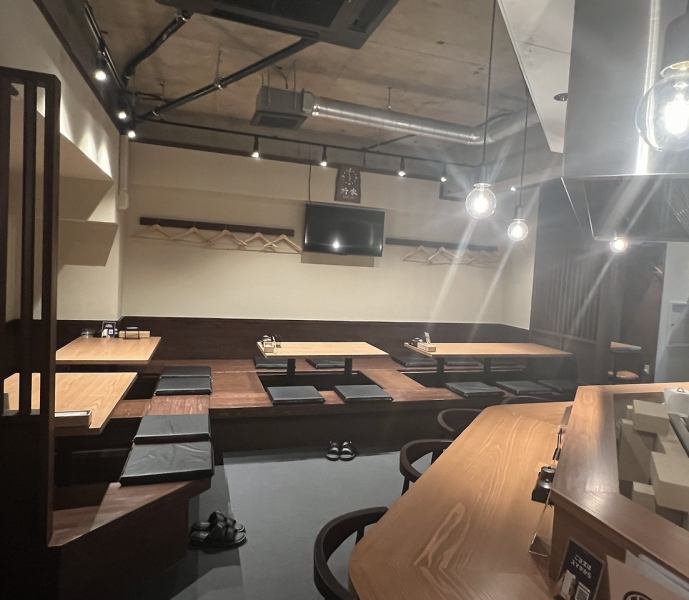 【掘りごたつのお席も】ゆったりとくつろいでいただきやすい、掘りごたつのお席をご用意しております。お仕事終わりに同僚と一杯やりたい時、またご家族でのご利用などにもピッタリのお席です。