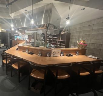 There are 12 counter seats.