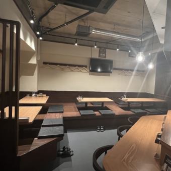 Tatami room for 4 people, 2 tables for 5 people, 1 table for 6 people, 1 table for 6 people