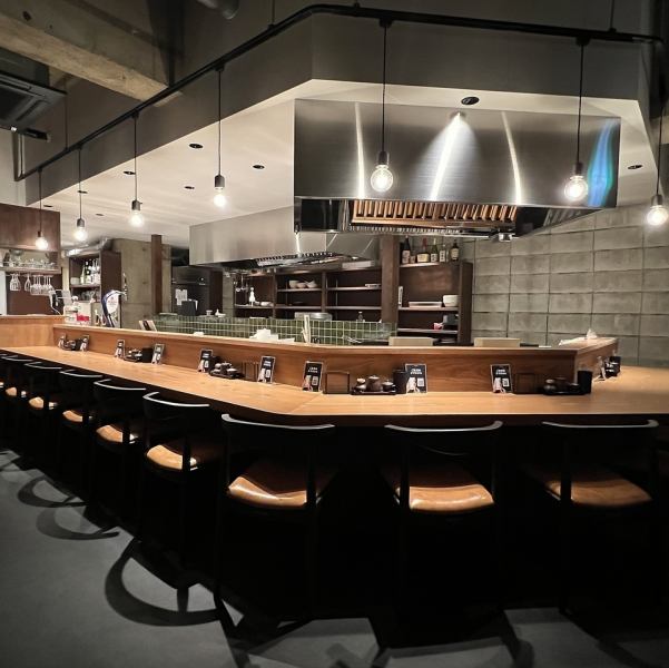 温かみのある木のぬくもりが感じられる店内は、落ち着いた雰囲気が漂っています。広々としたテーブル席と座敷があり、友人や家族との食事にぴったり。柔らかな照明が心地よく、リラックスしたひとときをお過ごしいただけます。美味しい料理と共に、心安らぐ空間で特別な時間をお楽しみください。