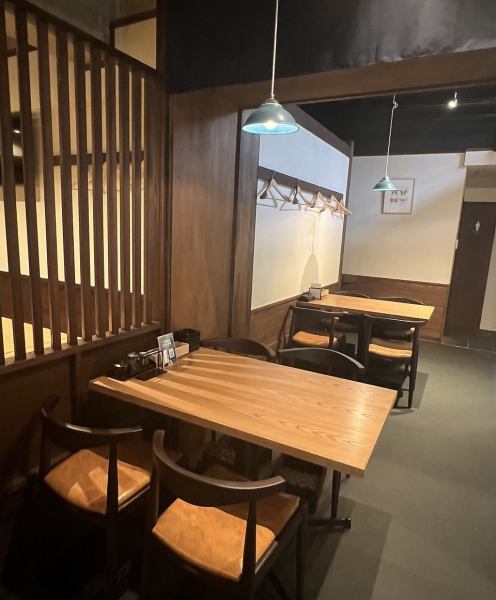 【宴会でのご利用にも】テーブルのお席を複数ご用意しております。つなげてグループでご利用いただくことも可能です。最大10名様までご利用いただけます。宴会や女子会などでのご利用にも最適です♪