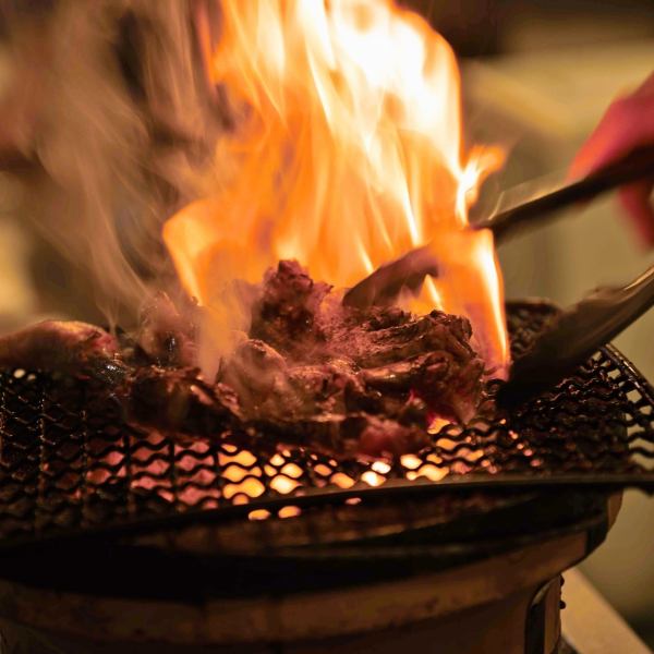 我們對木炭燒烤特別著迷!!我們有各種各樣的菜單，例如每日菜單和我們獨創的豪華菜單！