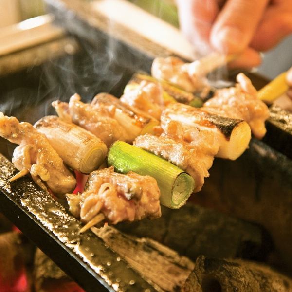 We are particular about charcoal-grilled dishes, so please try our skewers that can only be tasted! Scissor-grilled skewers are 200 yen each!