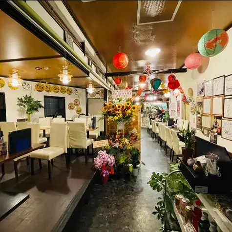 広々とした店内は、テーブルを繋げることで最大22名様までのグループ利用にも柔軟に対応可能です。会社の歓送迎会や、ご友人同士の飲み会など、中規模のご宴会にも最適!お席のレイアウト変更も承りますので、人数や用途に合わせて、皆様がワイワイ楽しく過ごせるお席をご用意いたします。
