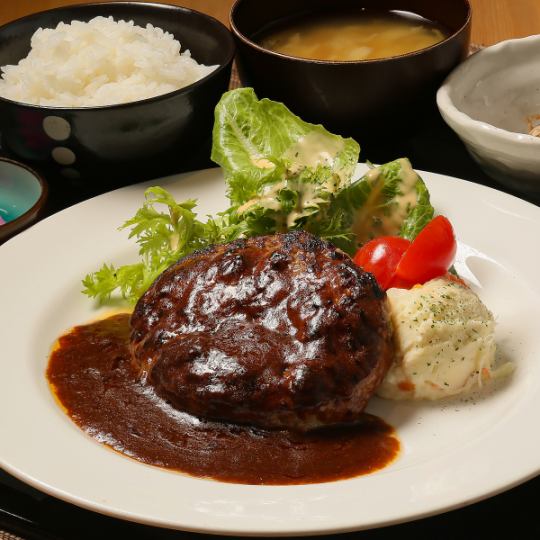 【創業以来継ぎ足しのブロンソースを使用】 ジューシーで肉汁が滴る久保めしや特製ハンバーグ定食★