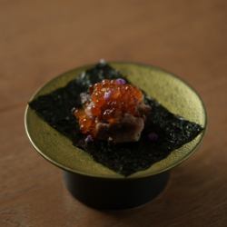 いくらと鶏の海苔巻き(一貫)