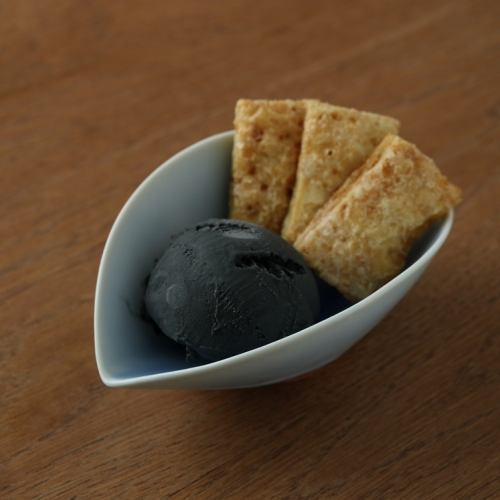 黒ゴマアイスとミニパイ