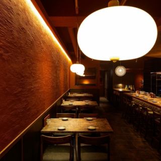 4名様掛けのテーブルを3卓ご用意。暖色の照明が優しく照らすお席は、親しい仲間との語らいの場に最適です。お隣との距離感も程よく、リラックスして自慢の焼き鳥とお酒を堪能いただけます♪カジュアルなビジネスシーンや、気心の知れた友人とのディナーに重宝する、使い勝手抜群のお席です。ぜひお気軽にご予約ください◎