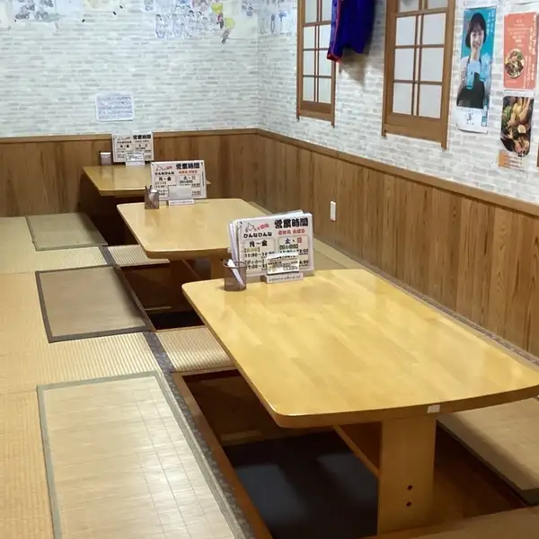 【堀子桌式座位区】此座位区可容纳 2 至 12 人。座位采用下沉式地板设计,提供充足的腿部空间,让您可以放松身心,享受用餐时光。如果有空位,我们还可以为您准备儿童游乐区,请随时提出要求。
