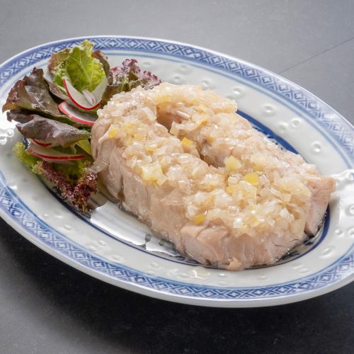 桜姫鶏の冷製　たっぷり白葱ソース