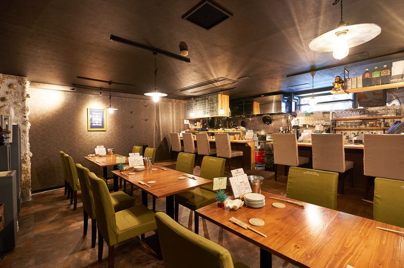 落ち着いた雰囲気の店内で、絶品貝料理とお酒を是非ご堪能下さい。ゆったりお寛ぎいただけるテーブル席もございます。