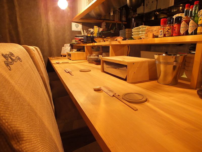 おひとり様でもお気軽にご来店いただけるようにとカウンター席も完備しております。カウンター越しで当店スタッフとの会話をお楽しみいただくも良し、おひとりでしっぽりと貝料理を楽しむも良し、デートで使うも良し。様々なシーンでご利用頂けます。