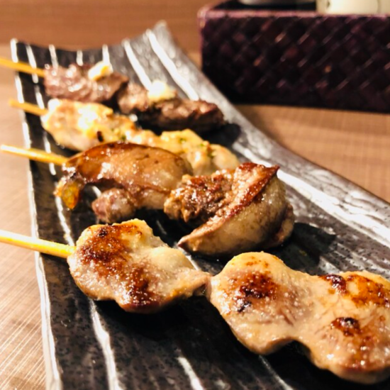 炭火で香る焼き鳥のジューシーな一本