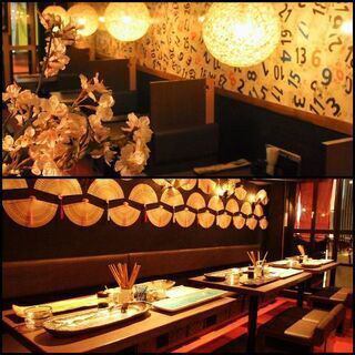 【和風アート空間】花札や日めくりカレンダー、着物など、日本の伝統美をアーティスティックに表現したお洒落な内装が自慢です。和のテイストが融合した洗練された空間は、お食事の時間をより一層華やかに引き立てます。お仲間内や会社宴会、大切なご友人とのひとときなど、様々なシーンで至福のひとときを演出いたします。