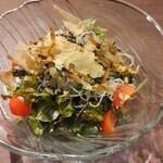 水菜とサニーレタスの気まぐれサラダ/玉ねぎサラダ