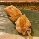 品嚐來自厚真町的珍稀“櫻姬雞”,這道菜是在鐵板上烹製的。這些烤串能鎖住食材的鮮美,使其口感飽滿多汁,味道鮮美,與炭烤烤串截然不同。