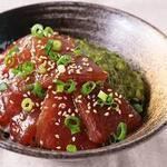 厳選したマグロの旨味と秘伝のタレが絡み合う「マグロユッケ」。鮮度抜群、お酒が進む当店自慢の逸品です。