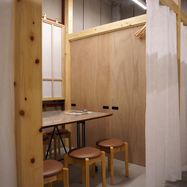 落ち着いた個室空間。4名様までのテーブル席で、少人数の会食やプライベートなひとときに最適です◎