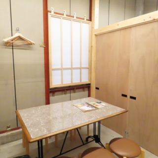 [桌子: 1 x 4 個座位] 可容納 4 人的桌子座位非常適合與家人和朋友聚會。讓我們一起在輕鬆的空間裡享受樂趣並留下美好回憶。由於距離車站很近，所以也推薦您下班後來這裡。