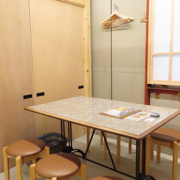 【从静冈站步行6分钟】包间可容纳2人至最多30人，让您在轻松的氛围中用餐。私人房间适合任何场合，例如公司宴会、私人酒会和女生之夜。