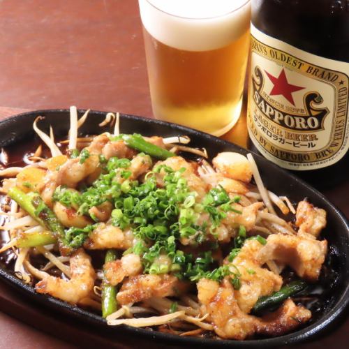 蒜蓉炒内脏！这道菜在一家人气居酒屋很受欢迎，以其美味和实惠的价格而闻名！