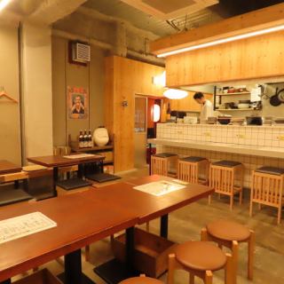 【テーブル：4名様×4卓】4名様用のテーブル席は、友人とのひとときにぴったり！木のあたたかみを感じる落ち着いた雰囲気の中、美味しい料理を囲んで特別な時間をお楽しみいただけます。