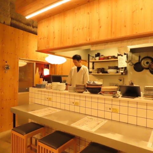 【カウンター：5席】カウンター席では、目の前で繰り広げられる料理の技を楽しめます。店長との会話を楽しみながら、できたての一品を味わう贅沢なひとときをどうぞ。お仕事帰りのチョイ飲みにも◎