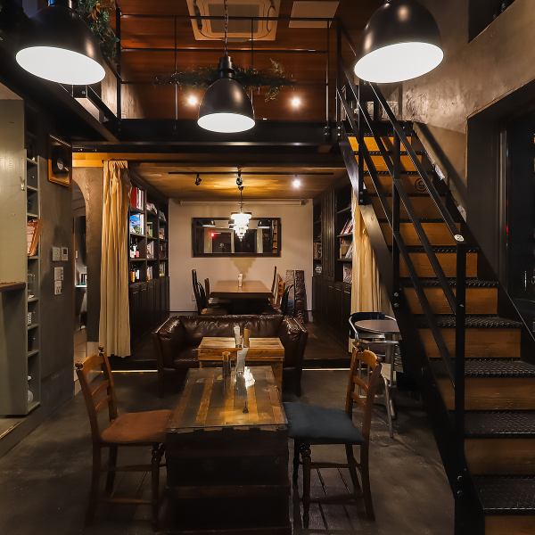 温かみのある木のぬくもりに包まれた広々とした店内は、最大45名まで利用可能。アンティーク調の落ち着いた空間で、ゆったりと会話が弾みます♪大人数の宴会から気軽な集まりまで、心地よくくつろげる時間をお過ごしいただけます!