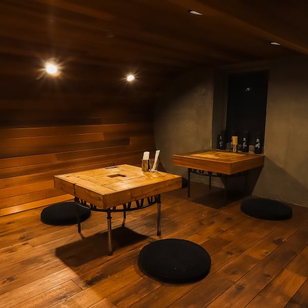 少人数でも気兼ねなく過ごせるカウンター席や、2名から利用できるテーブル席をご用意★レトロでおしゃれな雰囲気は、カジュアルなデートや女子会にもぴったり◎ゆとりあるレイアウトでプライベート感を大切にしながら、リラックスできる空間です。さらにテラス席で過ごすひとときも、開放感を感じながら特別な時間を演出♪