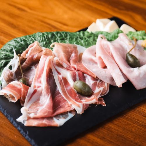 ヨーロッパから直送☆長期熟成が生む口どけなめらかな極上生ハム