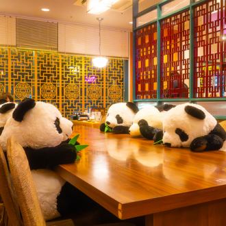 パンダマークがシンボルの当店は、お料理はもちろん内装にもこだわっています！中国を彷彿とさせる壁が特徴的で、店内にはパンダのぬいぐるみもあり、明るく可愛らしい雰囲気◎