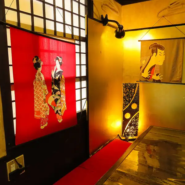 ゆったりとくつろげるテーブル席は、少人数でのお食事から会社宴会・飲み会まで幅広く対応可能。落ち着いた雰囲気の店内で、美味しい料理とお酒を囲みながら楽しい時間をお過ごしいただけます。女子会や友人同士のお集まりなど、様々なシーンにおすすめです♪