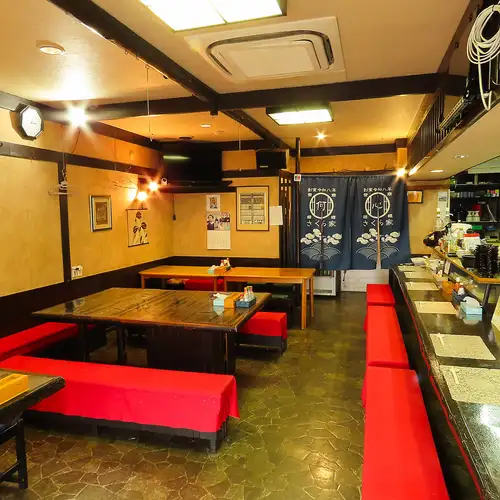 <p>落ち着いた雰囲気の店内には、お一人様でも気軽に楽しめるカウンター席と、少人数のお食事から各種宴会まで対応可能なテーブル席をご用意。仕事帰りのサク飲みや友人同士の飲み会、会社宴会まで幅広いシーンでご利用いただける、居心地抜群のアットホーム空間です!</p>
