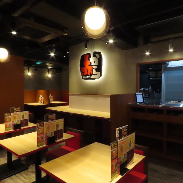 急に「ちょっと飲みたいな」と思った時、ふらっと立ち寄れるのが当店の魅力。お一人様はもちろん、サク飲み、デートにも最適です。お一人様をいつでもお迎えできるカウンター席8席と、2名様・4名様用ソファー席を完備。落ち着いた雰囲気の中、心ゆくまで素敵な時間をお過ごしください。