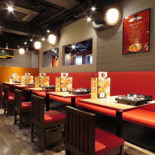 <p>会社の忘新年会、歓送迎会、気の置けない仲間との集まりなど、各種宴会を承っております!2名様用テーブル10卓は連結可能で最大20名様まで対応。大人数での賑やかな宴会に最適です。名物『赤から鍋』から定番メニューまで取り揃えた料理と豊富なドリンクで、皆様の楽しいひとときをおもてなしいたします!</p>