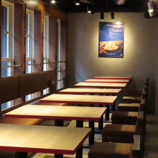 連結も可能な2名様テーブル席。会社の歓送迎会など各種宴会も承ります!お気軽にご相談下さい。