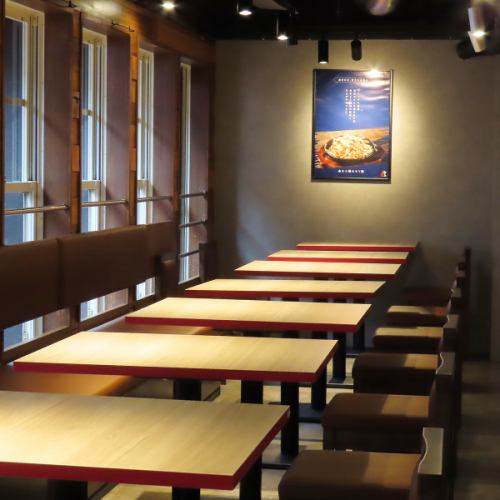 連結も可能な2名様テーブル席。会社の歓送迎会など各種宴会も承ります!お気軽にご相談下さい。