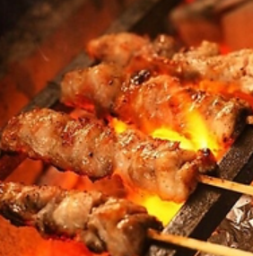 備長炭で焼き上げたジューシーな焼き鳥をお値打ち価格で