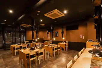 一樓最多可容納26人/二樓最多可容納40人/店內最多可容納66人