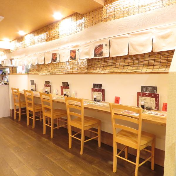 【清潔感ある暖かな雰囲気♪】2024年6月8日に新規OPENした店内は「和」の雰囲気を存分に味わえる明るい空間！店内カウンター席は計5席をご用意し、お一人様からのご利用も大歓迎！お一人様でも入りやすいカジュアルで明るい雰囲気も魅力の一つです。即予約・リクエスト予約も可能ですので、お気軽にお問い合わせください！