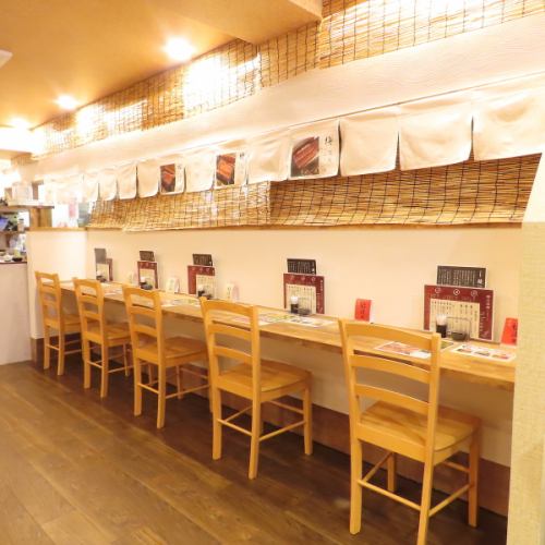 <p>【清潔感ある暖かな雰囲気♪】2024年6月8日に新規OPENした店内は「和」の雰囲気を存分に味わえる明るい空間！店内カウンター席は計5席をご用意し、お一人様からのご利用も大歓迎！お一人様でも入りやすいカジュアルで明るい雰囲気も魅力の一つです。即予約・リクエスト予約も可能ですので、お気軽にお問い合わせください！</p>