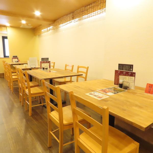 【ファミリーのご利用大歓迎！】店内には２～４名で使いやすいテーブル席をご用意し、ファミリーでのご利用も大歓迎！肩肘張らずにゆったりお過ごしいただけます。ランチ・デート・同僚とのご褒美ランチから普段使いまで、どんなシーンでもお使いいただけるのが鰻の成瀬！お気軽にお立ち寄りください。