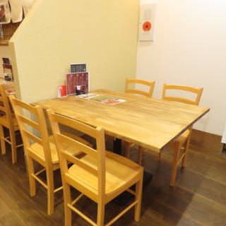 少し他のテーブル席と離れたところにも4名席がございます。
