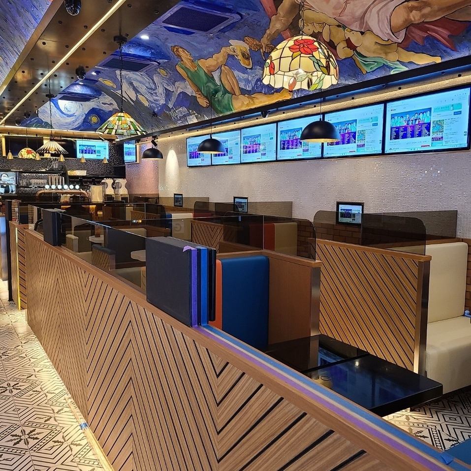 明るくおしゃれな店内♪半個室テーブルもご用意してます。