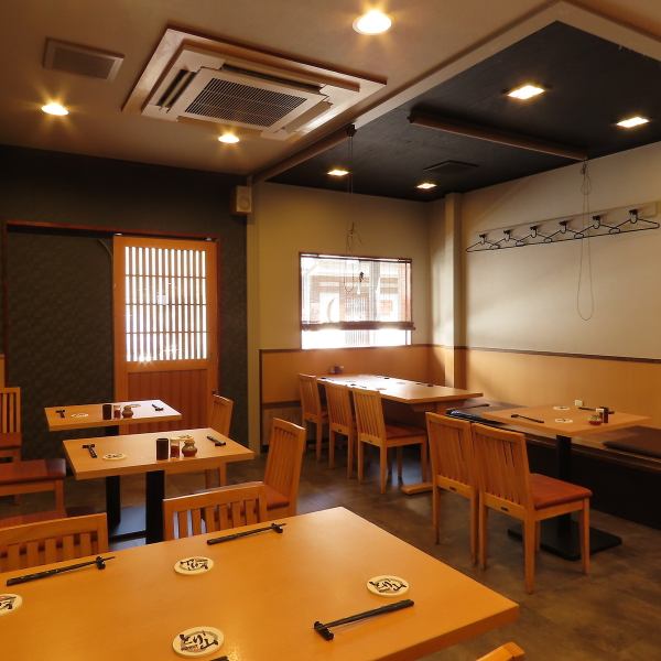 【カジュアルな雰囲気で入りやすい！】　2025年5月NEW OPENで綺麗な店内は肩ひじ張らずにお過ごしいただけます。友人や同僚との宴会にもぴったりで、楽しいひとときをお過ごしいただけます。美味しい焼き鳥を囲んで、リラックスした時間をぜひご堪能ください！