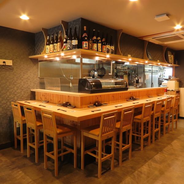 【ぬくもりを感じるようなあたたかみのある店内◎】　カウンター席も8席ご用意しておりますので、「ちょっと一杯だけ飲みたい」と思った時に、温かい雰囲気でリラックスしながら美味しい焼き鳥を楽しめます。仕事帰りや休日のひとときに、ぜひ気軽にお立ち寄りください！