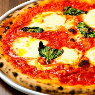 Great value for money! 12 types of pizza baked in a pizza oven♪