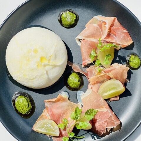 Burrata cheese, prosciutto crudo and seasonal fruits