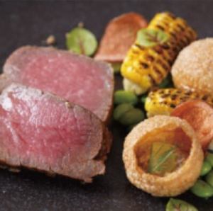松阪牛肉的兩種不同菜餚：奧斯蒂亞風味烤牛肉和肉醬牛肉
