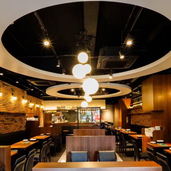 【最大宴会収容人数78名！】大人数の団体様のご利用も歓迎♪広々とした店内で、ゆったりとお食事をお楽しみください。シックでオシャレな空間は落ち着いた雰囲気が広がります。会社宴会や二次会、各種ご宴会・パーティーでのご利用にもおすすめです◎